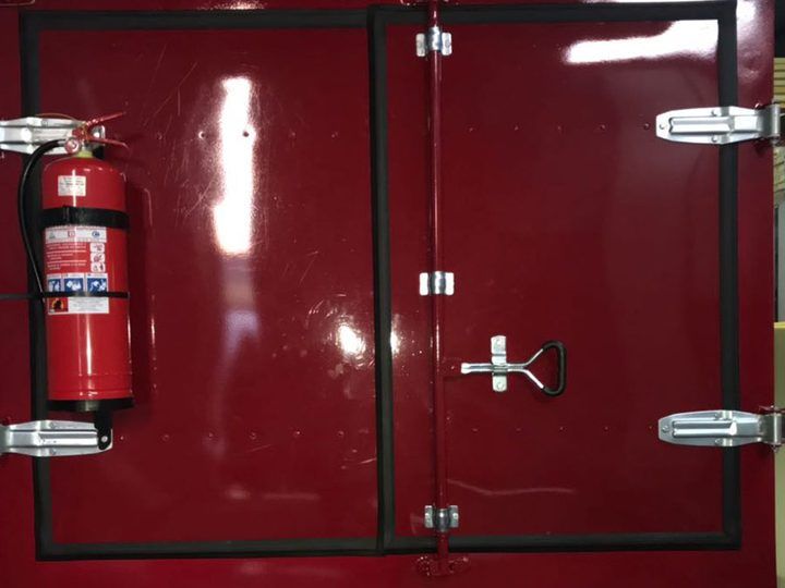 Puerta trasera con sellos herméticos